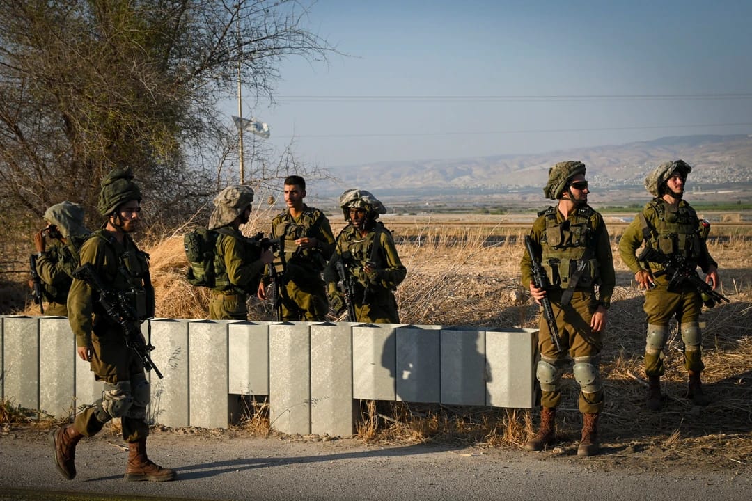 一名因涉嫌恐怖活动被捕的嫌疑人在安息日期间挣脱手铐并袭击一名女兵，随后被另一名士兵击毙。 ... ...