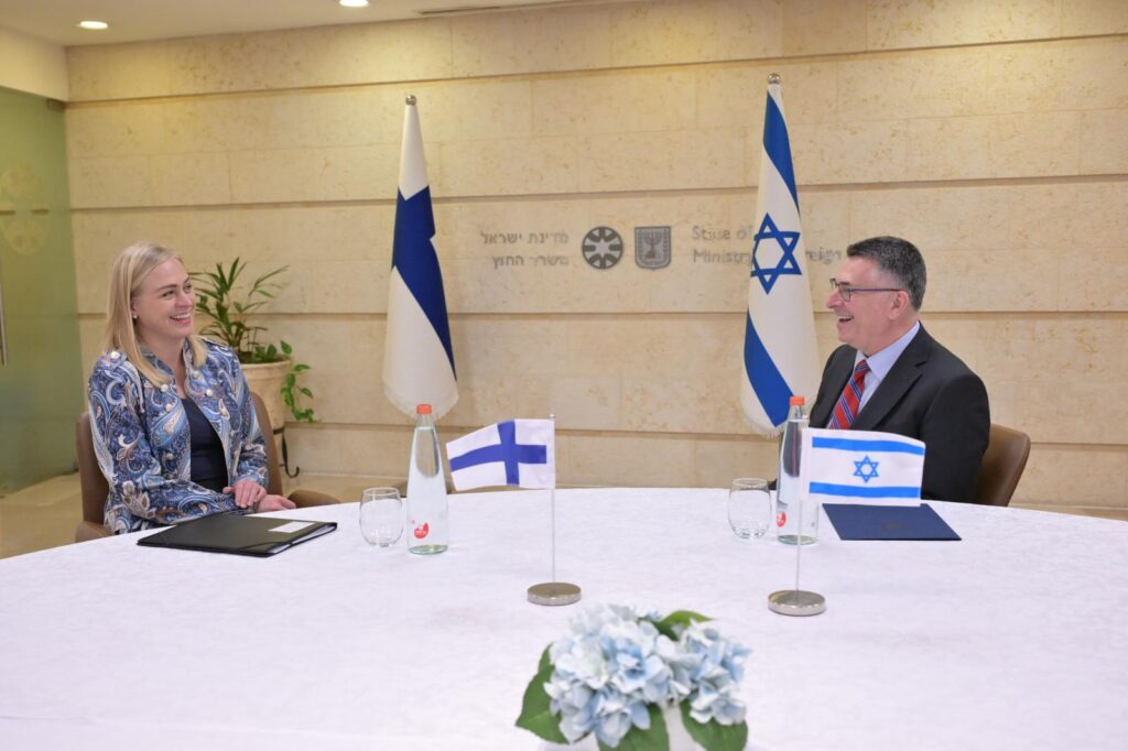 以色列外交部长吉迪恩·萨尔在耶路撒冷会见芬兰外长阿丽娜·瓦尔托宁。萨尔感谢芬兰支持将伊朗革命卫队认定 ...