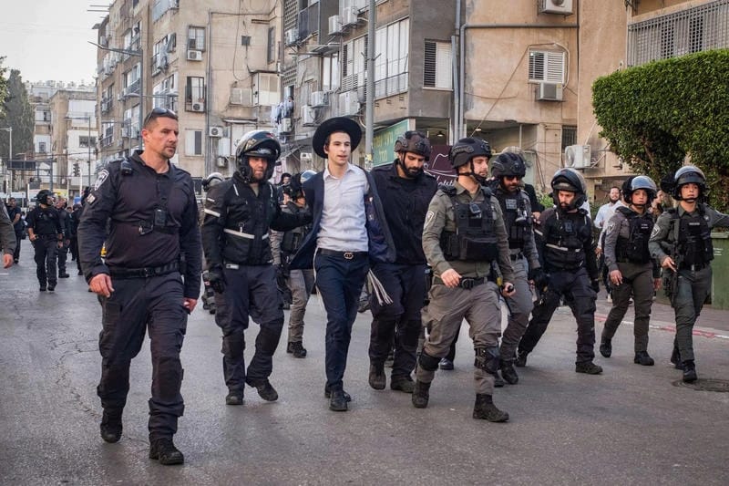 两名女兵在布内布拉克探访民宅时遭数十名抗议者包围，后被警方解救。警方称此次行动未与其提前协调。 ... ...