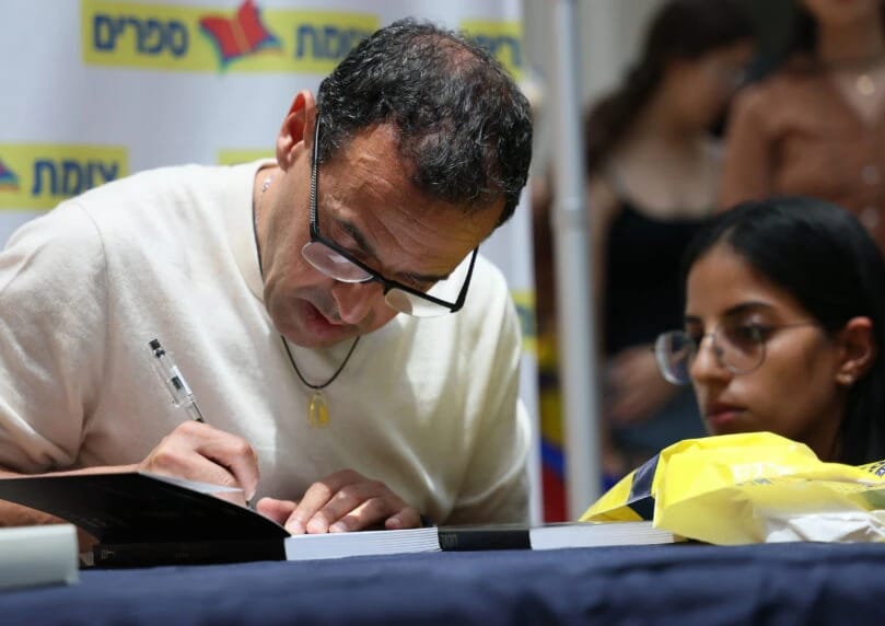 人质幸存者埃利·沙拉比的著作《人质》荣获“年度犹太图书”奖项。该书在美国畅销书排行榜位居前列，记录了 ...