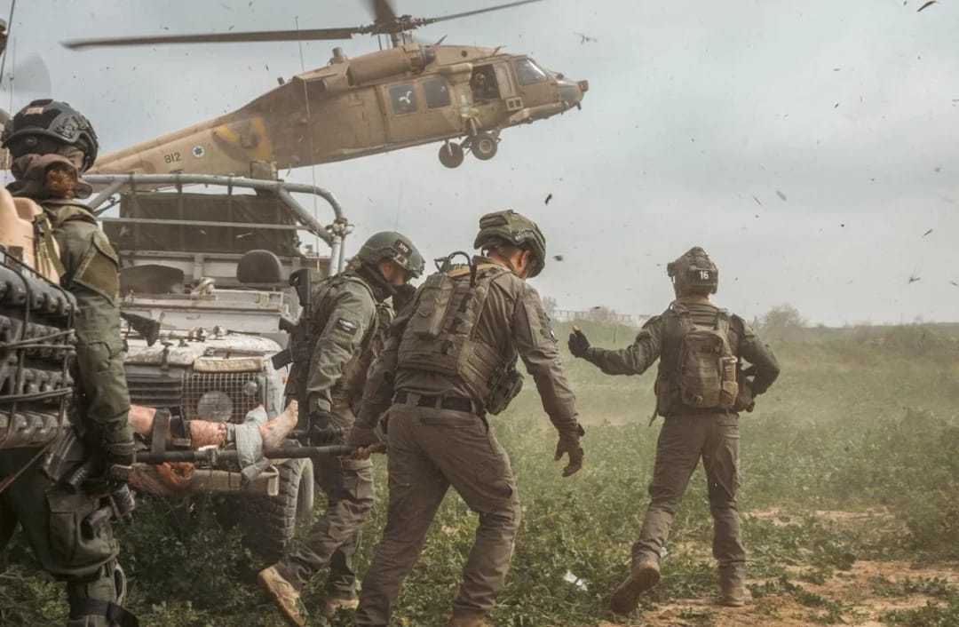 以军在北部边境集结兵力，两名第401旅战士在黎南部的作战行动中受伤，被直升机送医。 ... ...