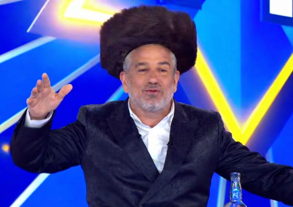 《爱国者》节目举行普珥节庆祝活动，主持人伊农·马加尔与嘉宾身着创意服装，在无观众状态下为胜利祈祷。 . ...