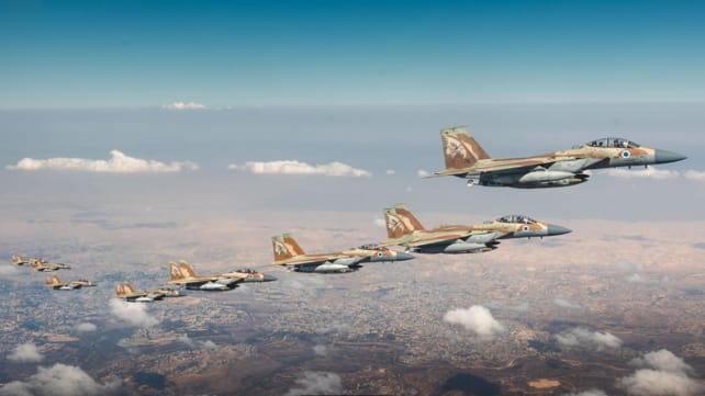 空中列车为空军运输弹药。一批空军弹药运抵以色列，用于支持对伊朗目标的持续空袭，自行动开始以来以方已投 ...