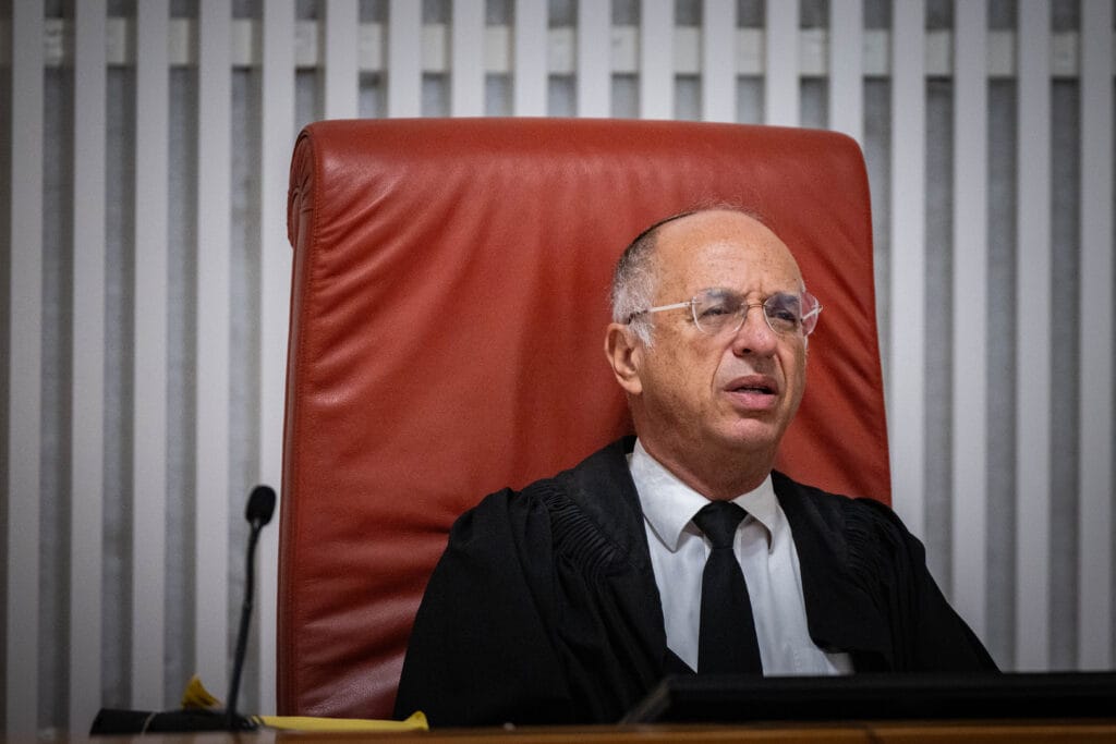  内塔尼亚胡向最高法院起诉法官诺姆·索尔贝格，要求取消中央选举委员会法律顾问的任命，理由是程序无效。  ...