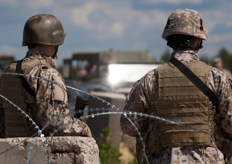 有迹象表明美国正准备对伊朗进行地面入侵，五角大楼被指推迟向国会提交兵力部署报告，以便政府灵活执行行动 ...