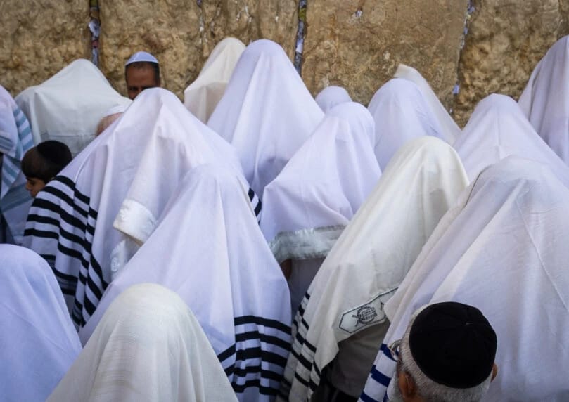 受战争期间集会限制影响，西墙广场举行的传统祭司祝福仪式仅有少数神职人员参加，公众无法参与。在场人员为 ...