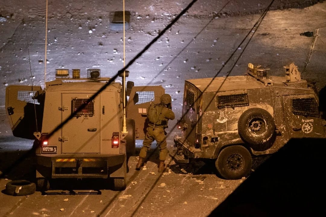 一名恐怖分子在宾亚明旅辖区向犹太人投石，被执行逮捕程序的以色列预备役士兵开枪击毙。 ... ...