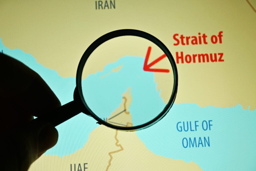 预备役准将阿米尔·阿维维阐述了封锁霍尔木兹海峡的战略目标，即通过瘫痪对方经济迫使其无条件投降。 ...