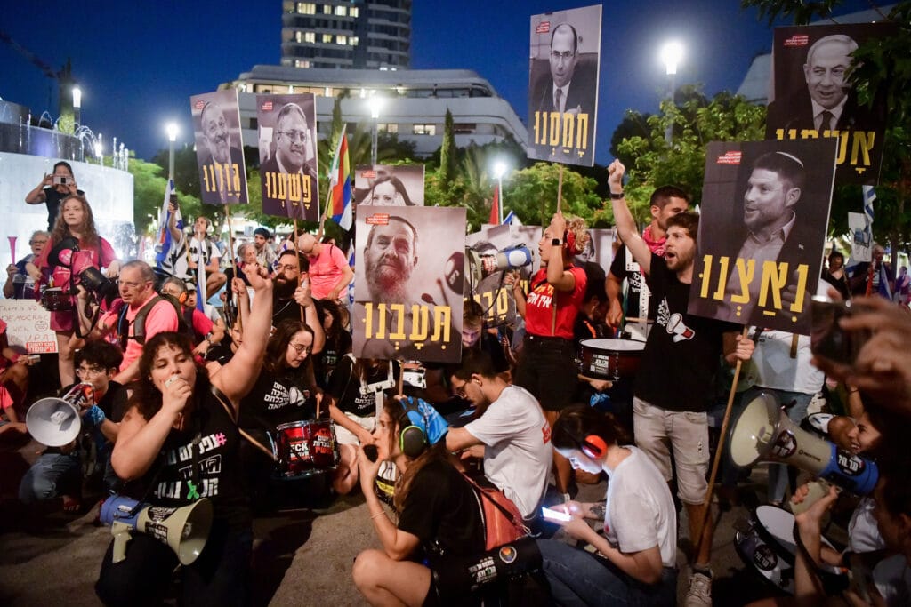 一名洛德地区法院法律助理在示威中举起针对官员本·格维尔的攻击性标语。警方调查小组认定其涉嫌煽动，但检 ...