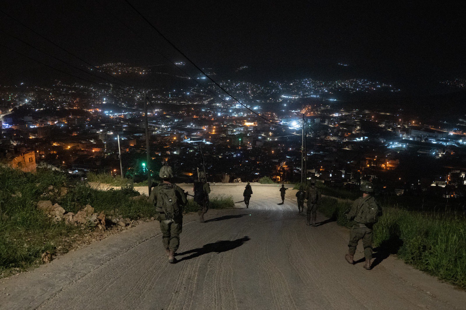 以色列国防军在辛贝特的指挥下，于纳布卢斯老城区中心地带开展秘密行动，成功逮捕了一名与恐怖组织有关联的 ...