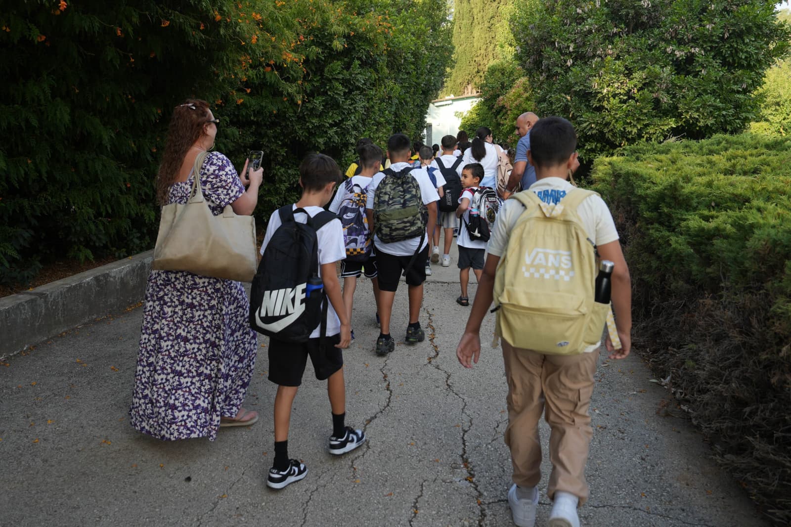 教育部宣布从下学年开始，继小学之后中学也将全面禁止使用手机，学生在校期间需将手机关机并放回书包，以此 ...